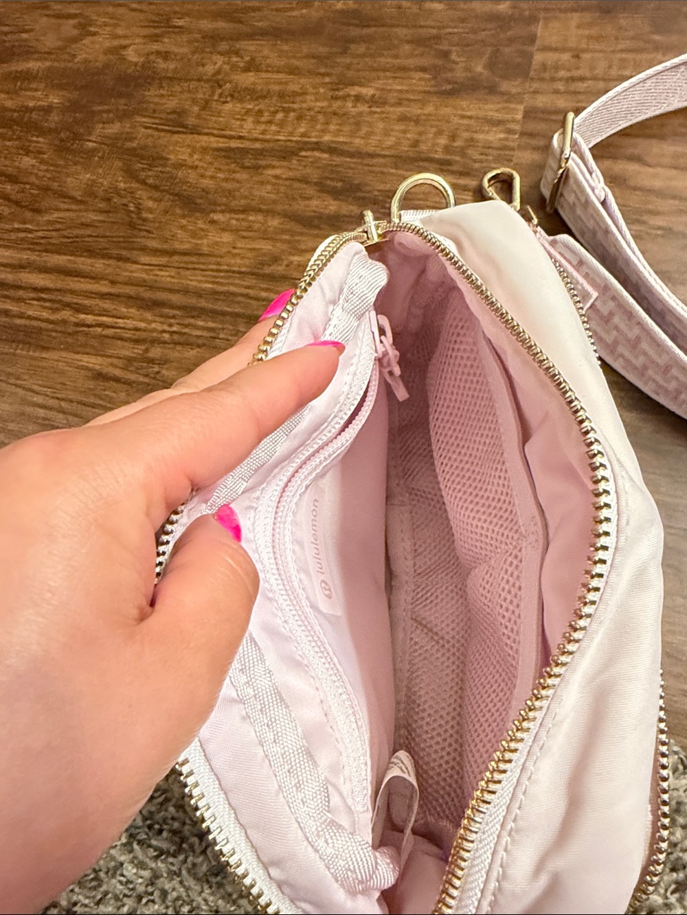 lululemon Everywhere crossbody bag - Blissful pink with Gold Hardware - Picture 4 of 14